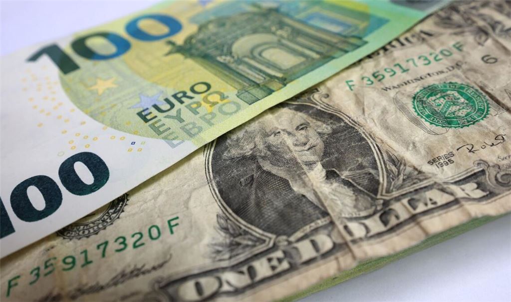 Der Euro - im Vergleich zum US-Dollar derzeit die härtere Währung. (Symbolbild)