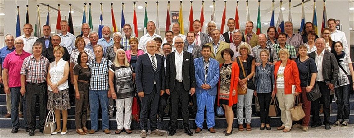 Der Europaabgeordnete Peter Simon (Bildmitte) begrüßt im Parlament in Brüssel eine Delegation des Kreistags um Landrat Karl Röckinger (neben Simon).