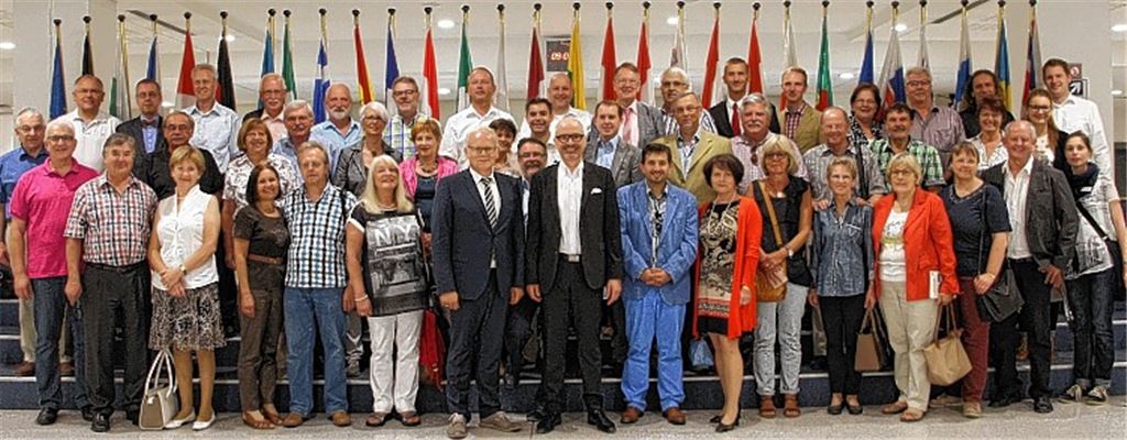 Der Europaabgeordnete Peter Simon (Bildmitte) begrüßt im Parlament in Brüssel eine Delegation des Kreistags um Landrat Karl Röckinger (neben Simon).