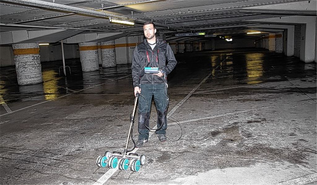 Der Experte Markus Fuchs ist im dritten Untergeschoss der Tiefgarage Stadtmitte mit sensiblem Gerät unterwegs. Eine Sonde ermittelt die Spannungswerte der Armierung im Boden. 