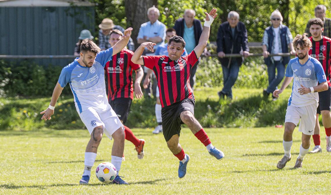 Der FC Kieselbronn (in Blau) entführt die Punkte bei den Sportfreunden. Foto: Fotomoment