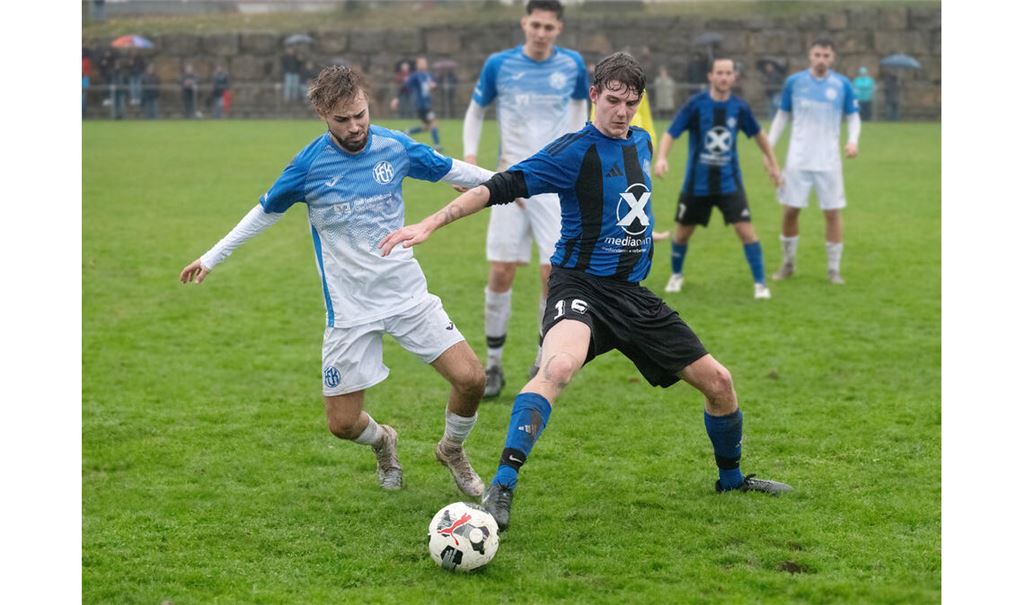 Der FC Viktoria Enzberg (Dunkelblau) bleibt auch in Kieselbronn auf Kurs. Foto: Fotomoment