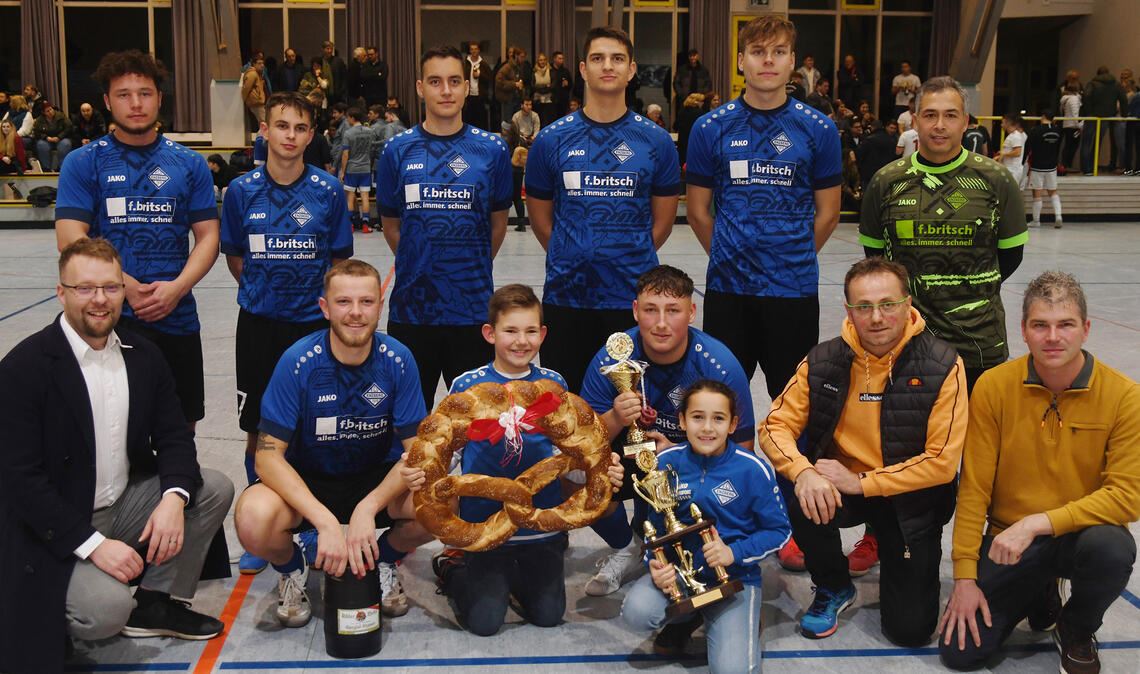 Der FC Viktoria Enzberg bei der Siegerehrung im vergangenen Jahr. Auch beim Brezel-Cup 2023 sind die Kreisliga-Kicker wieder dabei.