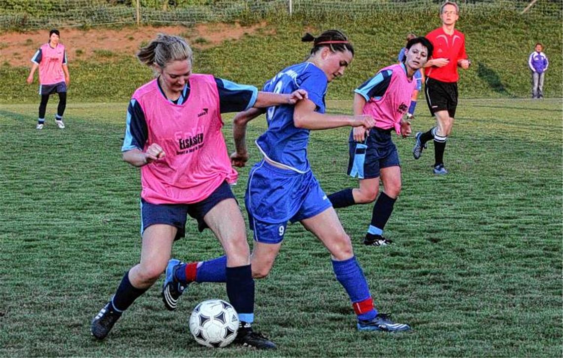 Der FC Viktoria Enzberg und der FV Knittlingen (in blau) jagen dem Ball in der gleichen Liga hinterher. Bei beiden Kleinfeld-Mannschaften läuft es derzeit rund.Archivfoto: Eigner