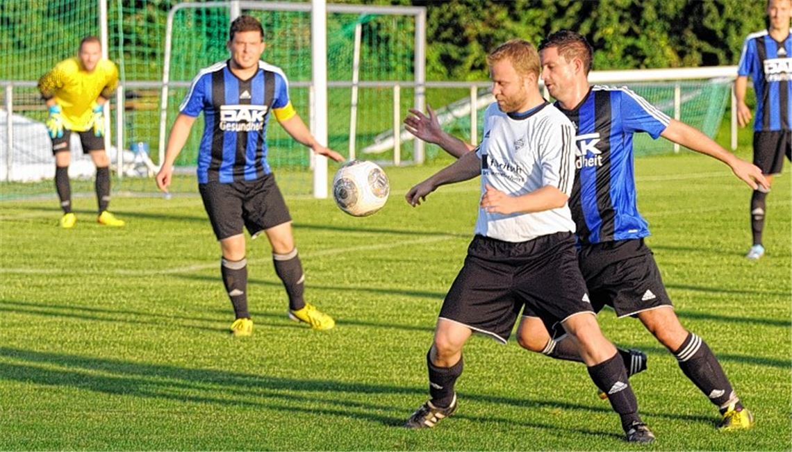 Der FC Viktoria Enzberg (weiße Trikots) hat zwar gegen den FC Ispringen verloren (Foto), im jüngsten Spiel konnte die Elf jedoch zum ersten Mal punkten. Jetzt wartet eine schwierige Aufgabe auf das Team.