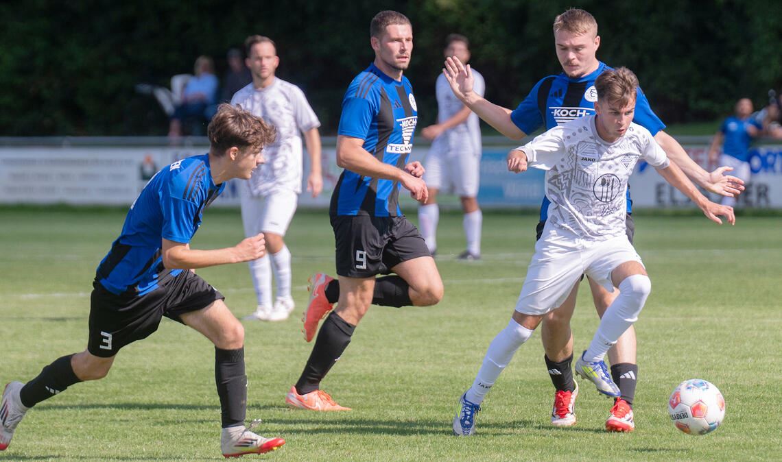 Der FC Viktoria Enzberg (weißer Dress) ist vom Tabellenvorletzten 1. FC Ispringen II nur selten zu stoppen. Fotos: Fotomoment