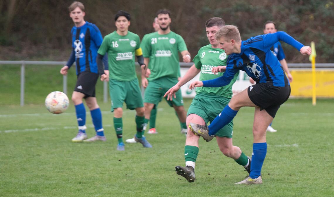 Der FC Viktoria (schwarze Hosen) lässt gegen Eisingen nichts anbrennen. Foto: Fotomoment