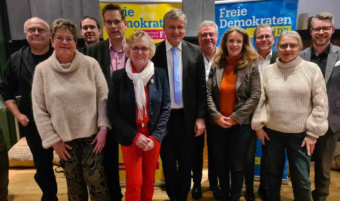 Der FDP-Kreisvorstand (v.li.): Mischa Dambrowsky, Elke Bohnenberger, Matthias Köhler, Erik Schweickert, Bärbl Maushart, Hans-Ulrich Rülke, Odin Bohnenberger, Andrea Pachaly-Szalay, Reiner Semet, Monika Descharmes und Johannes Baumbast. Foto: Metzbaur