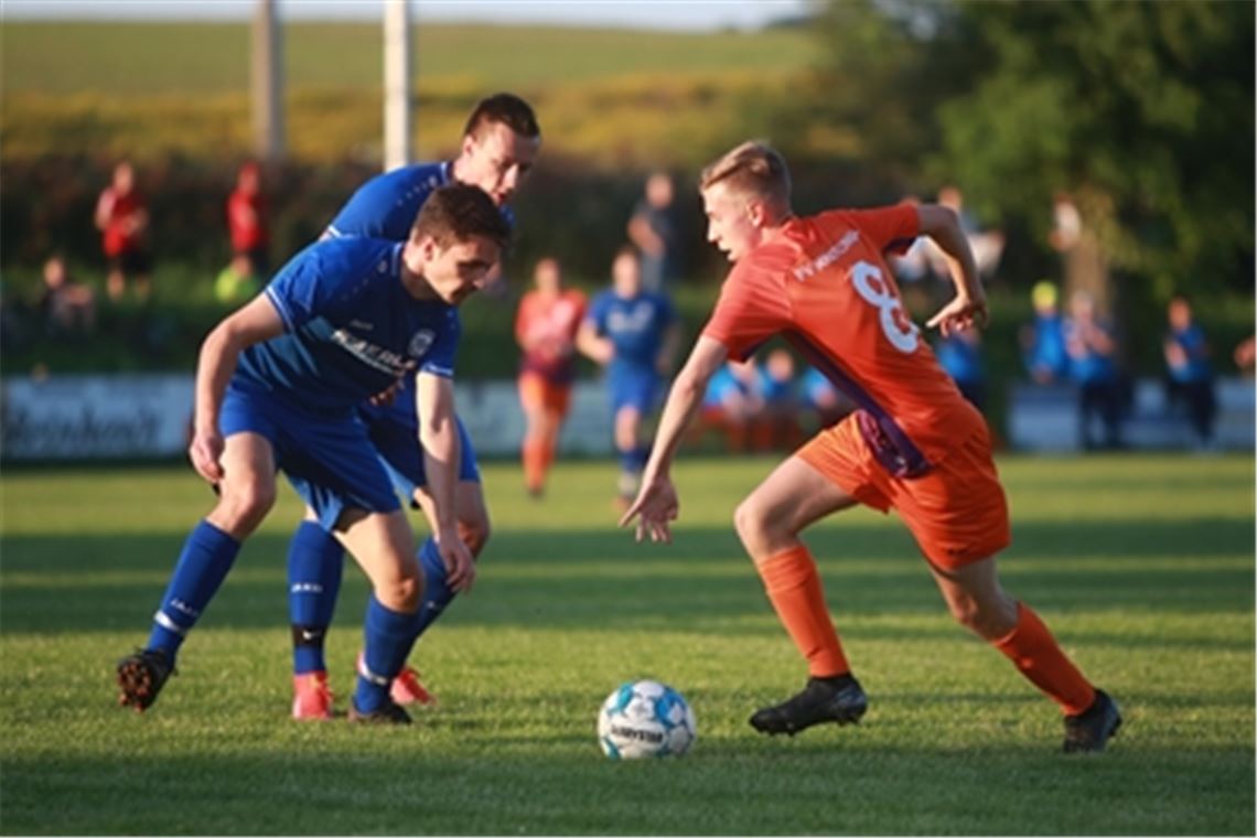 Der FV Knittlignen – am Ball Daniel Hirsch – beim 3:3 gegen den TSV Wurmberg-Neubärental am Anfang der Vorrunde. Archivfoto: Huber