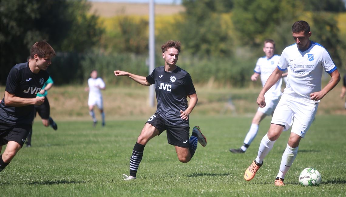 Der FV Knittlingen – am Ball Kevin Zengin – zeigt gegen den 1. FC Dietlingen ein ordentliches Pokalspiel, am Ende hat der Gegner aber etwas mehr Glück. Foto: Huber