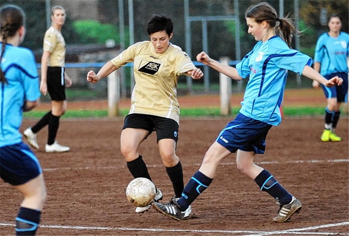 Der FV Knittlingen (blaue Trikots) festigt gegen den FC Viktoria Enzberg seinen dritten Tabellenplatz. Trotzdem sieht die Zukunft für den FVK-Frauenfußball nicht rosig aus; die Jugendarbeit liegt brach. Mangels Trainer gibt es derzeit keine B-Juniorinnen. Foto: Fotomoment