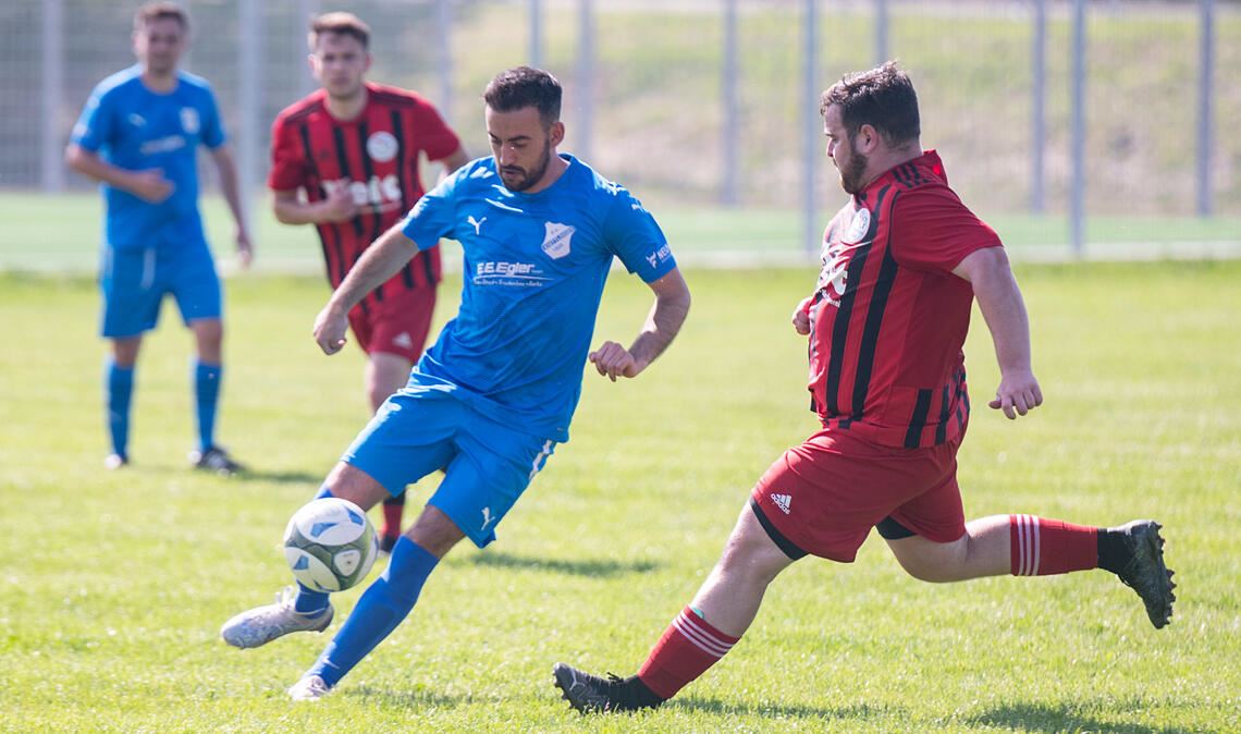 Der FV Knittlingen (blaue Trikots) spielt gegen die SG Ölbronn-Dürrn 3:3. Foto: Fotomoment