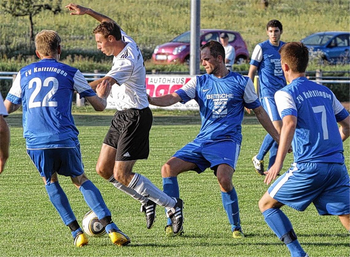 Der FV Knittlingen (in Blau) wehrt sich gegen Germania Friedrichstal lange erfolgreich. Foto: Eigner