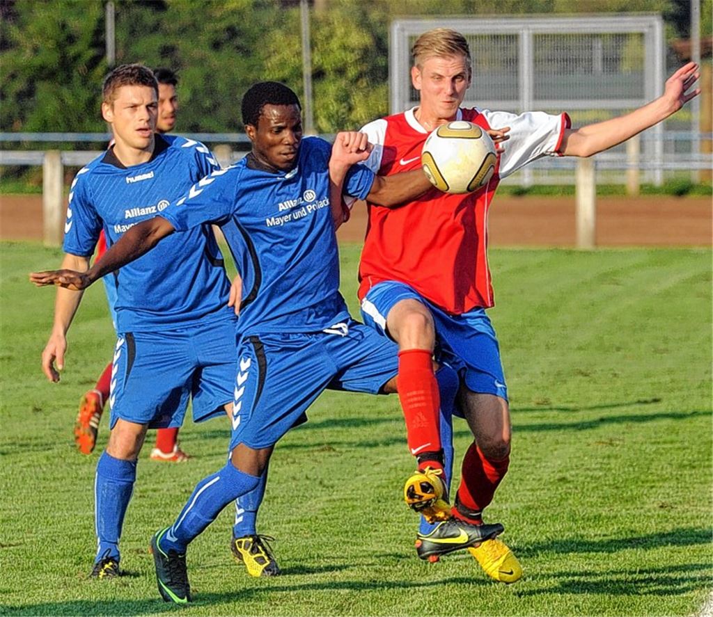 Der FV Knittlingen (in Rot) lässt den höherklassigen FC Alemannia Wilferdingen alt aussehen. Die Mannschaft von Trainer Braun zieht mit 1:0 ins Halbfinale des Kreispokals ein. 