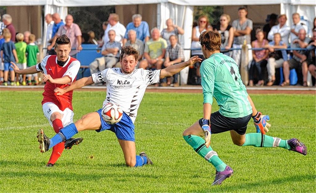 Der FV Knittlingen (in Rot) zeigt gegen den TSV Ötisheim, wer Herr im Haus ist und erfreut mit dem 5:1-Sieg viele Zuschauer. 