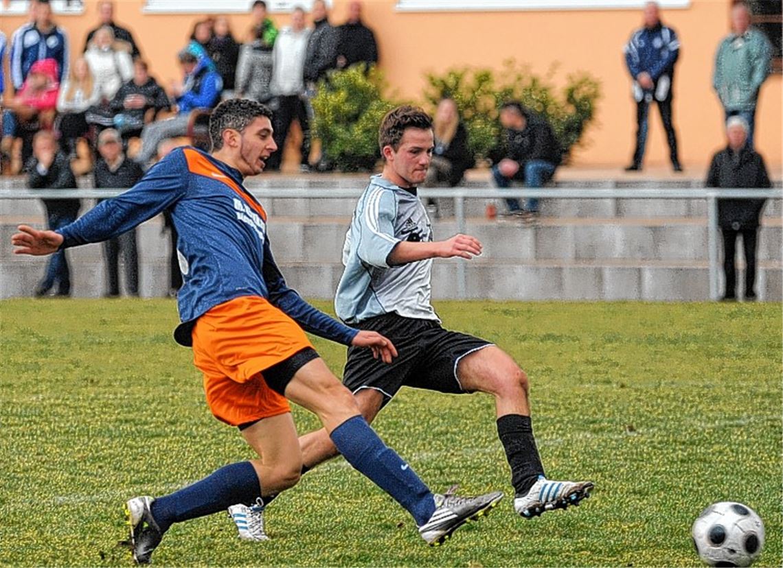 Der FV Knittlingen (in blau-orange) will in der Kreisklasse A1 Pforzheim ganz vorne mitmischen. Das Team will dafür den Turbo einschalten und voll auf Angriff spielen. Der Einstand in die Rückrunde ist mit einem glatten 4:0-Erfolg bei der Viktoria Enzberg geglückt. 