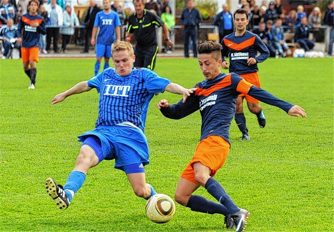 Der FV Knittlingen kauft dem höherklassigen 1. FC Dietlingen (blaue Trikots) im Kreispokal-Halbfinale phasenweise den Schneid ab. Foto: Fotomoment