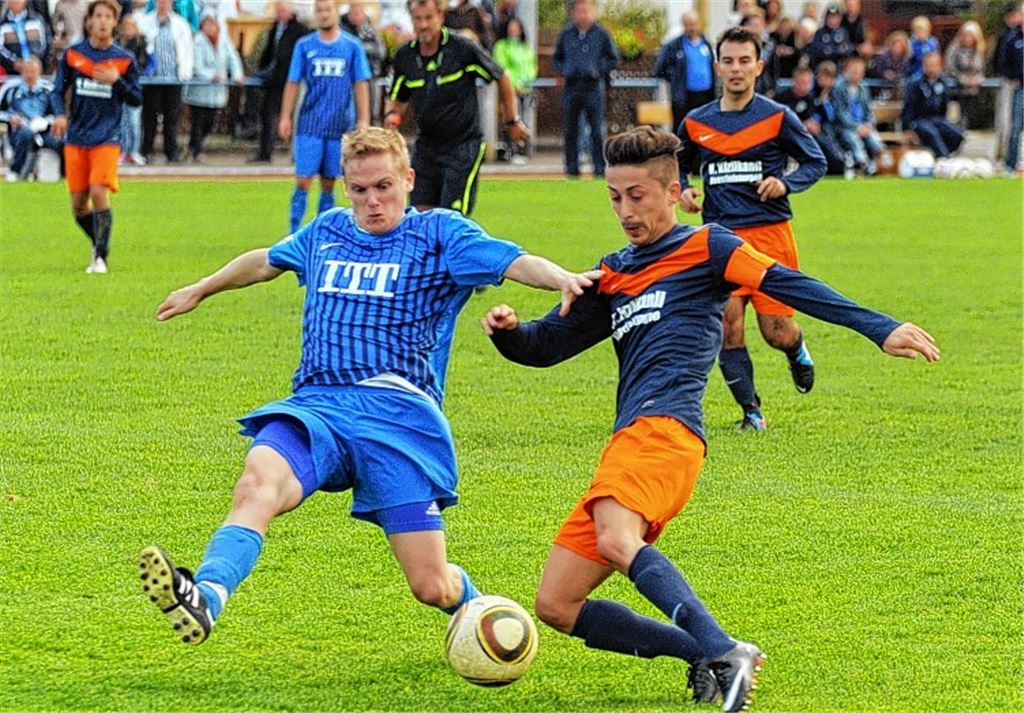 Der FV Knittlingen kauft dem höherklassigen 1. FC Dietlingen (blaue Trikots) im Kreispokal-Halbfinale phasenweise den Schneid ab. Foto: Fotomoment