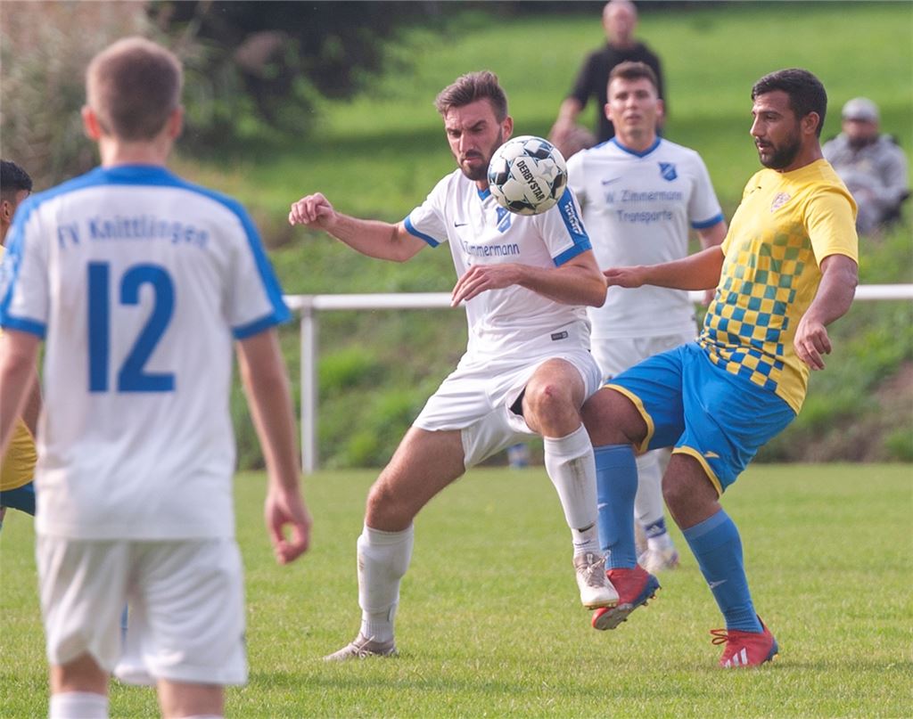 Der FV Knittlingen (weiße Trikots) zeigt gegen Wilferdingen einen guten Kampf, wird aber letztlich nicht belohnt. Foto: Fotomoment