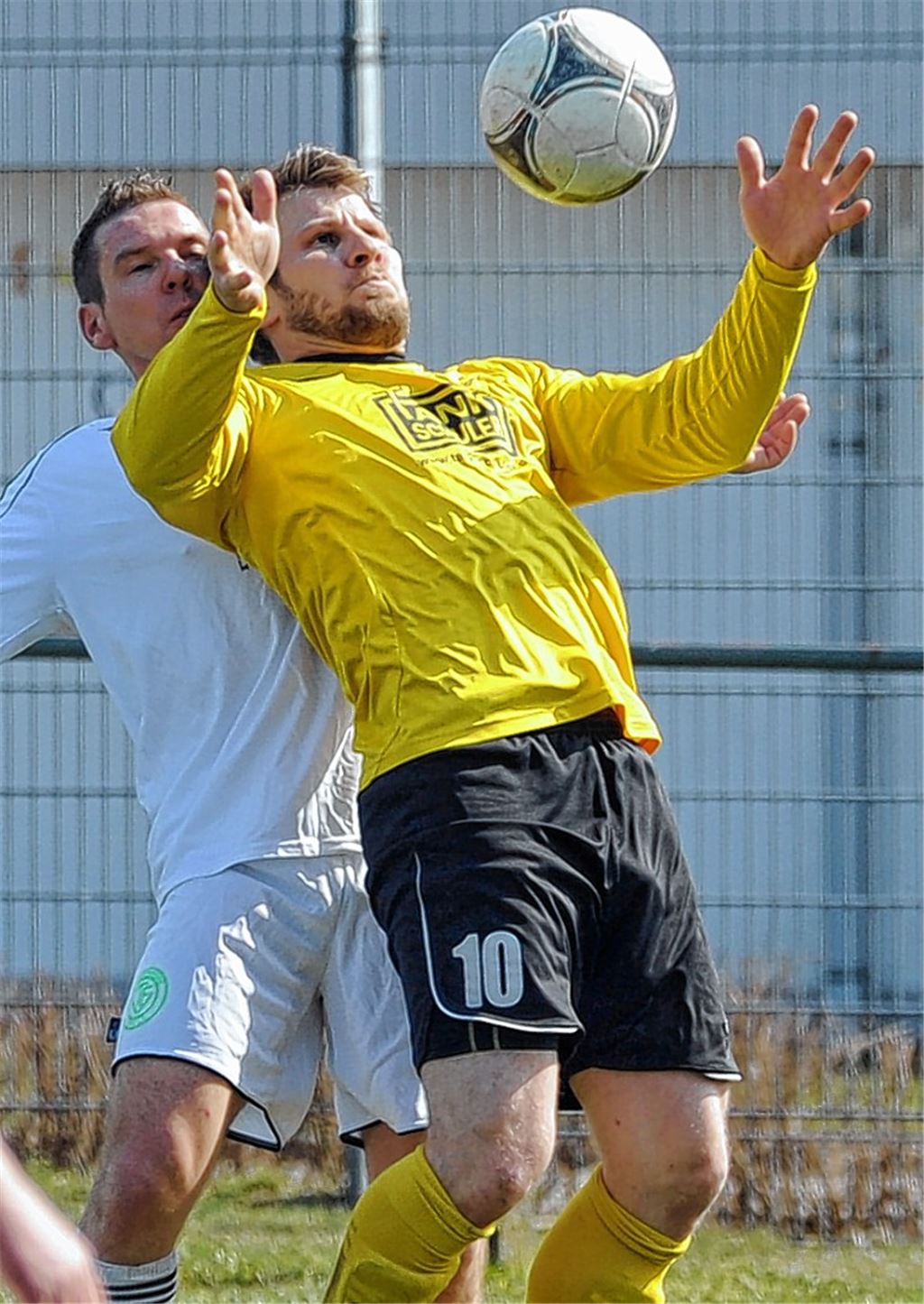 Der FV Lienzingen (gelb-schwarz) behauptet den zweiten Tabellenplatz. Foto: Fotomoment