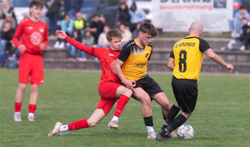 Der FV Lienzingen (gelb-schwarze Trikots) holt im Derby am Ende verdient die Punkte. Foto: Fotomoment