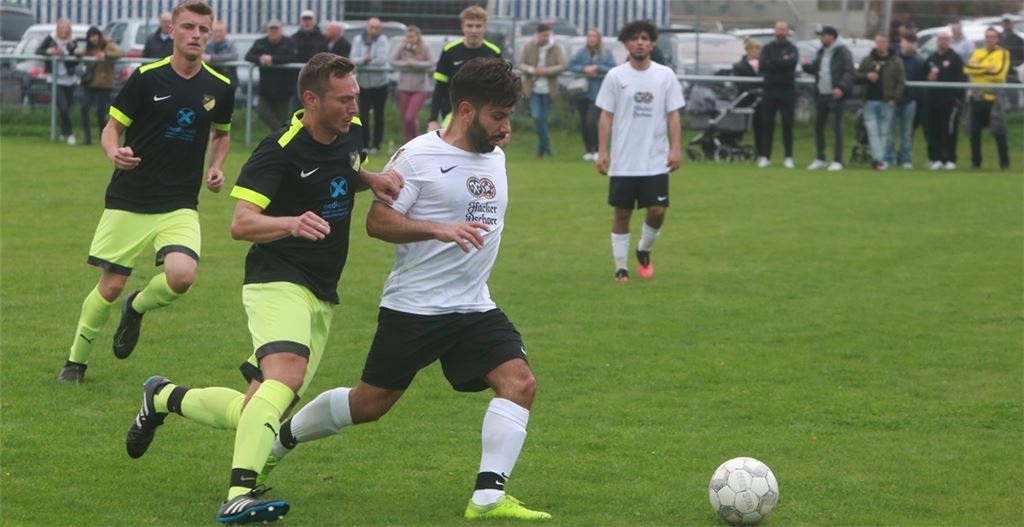 Der FV Lienzingen (gelb-schwarze Trikots) und die Sportfreunde Mühlacker liefern sich über weite Strecken ein offenes Spiel. Foto: Disselhoff
