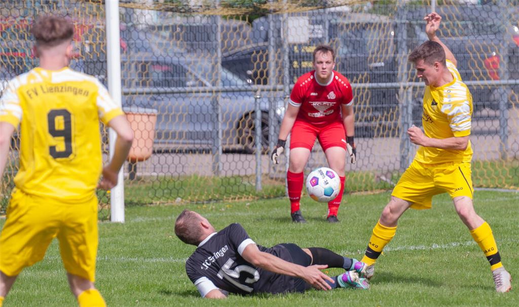 Der FV Lienzingen (gelbe Trikots) lässt dem FC Ersingen II keine Chance. Foto: Fotomoment