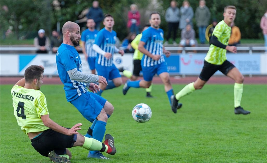 Der FV Lienzingen (gelbe Trikots) spielt bei der SG 08 Hellas Mühlacker engagiert, lässt sich jedoch die Butter vom Brot nehmen. Fotos: Fotomoment