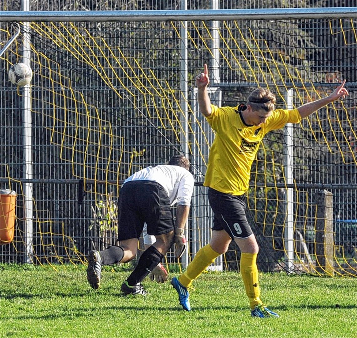 Der FV Lienzingen (gelbes Trikot) ist einfach gut in Schuss. Das hat die Mannschaft jetzt wieder mit dem 7:2 gegen Hagenschieß bewiesen.  Foto: Fotomoment