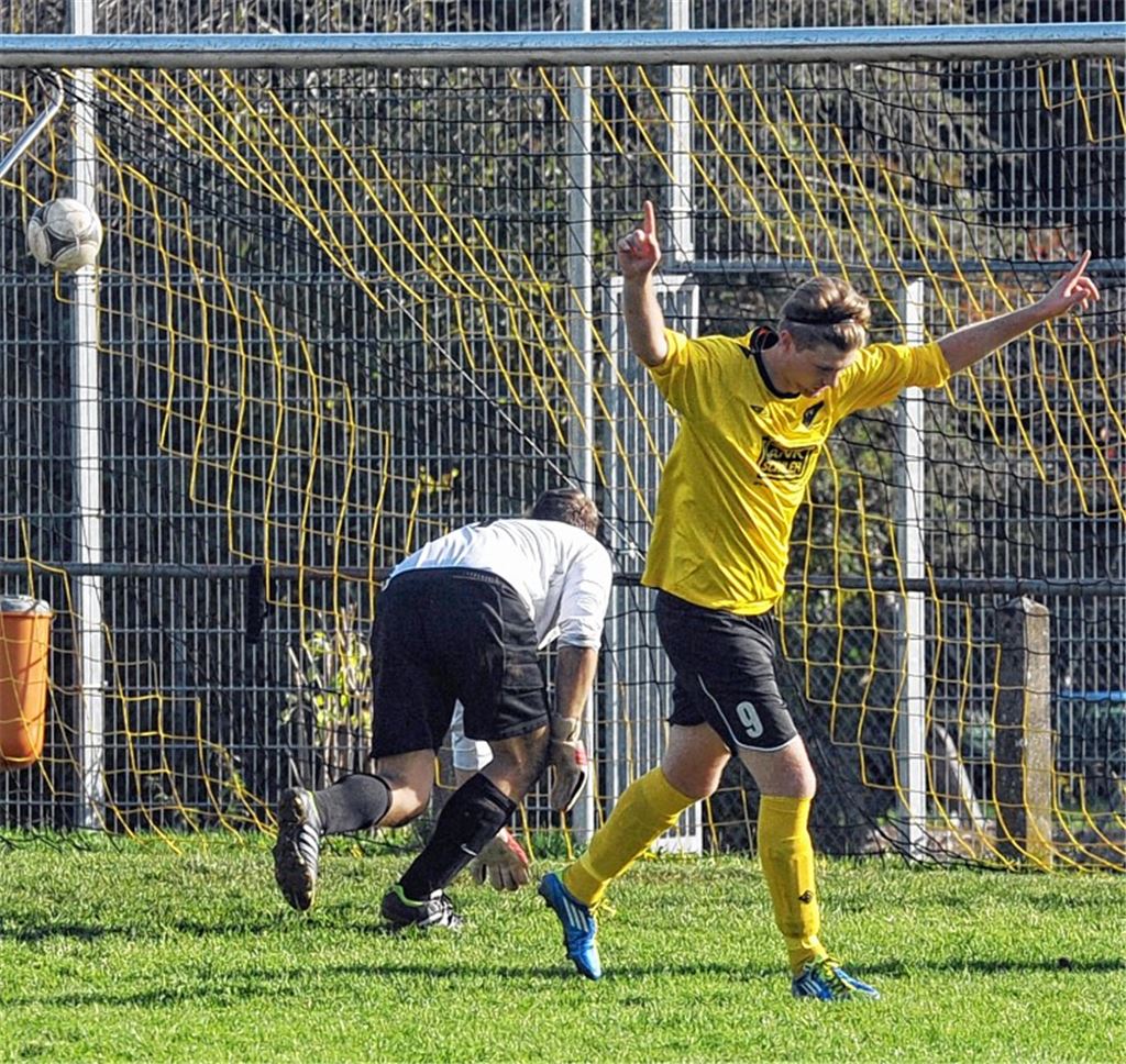Der FV Lienzingen (gelbes Trikot) ist einfach gut in Schuss. Das hat die Mannschaft jetzt wieder mit dem 7:2 gegen Hagenschieß bewiesen.  Foto: Fotomoment