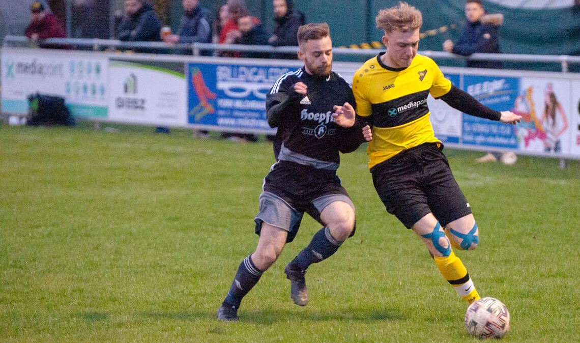 Der FV Lienzingen (in Gelb) holt den nächsten Sieg. Foto: Fotomoment