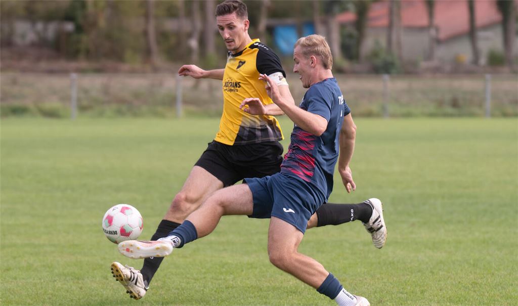Der FV Lienzingen (in Gelb) und der TSV Ötisheim spielen 1:1. Foto: Fotomoment