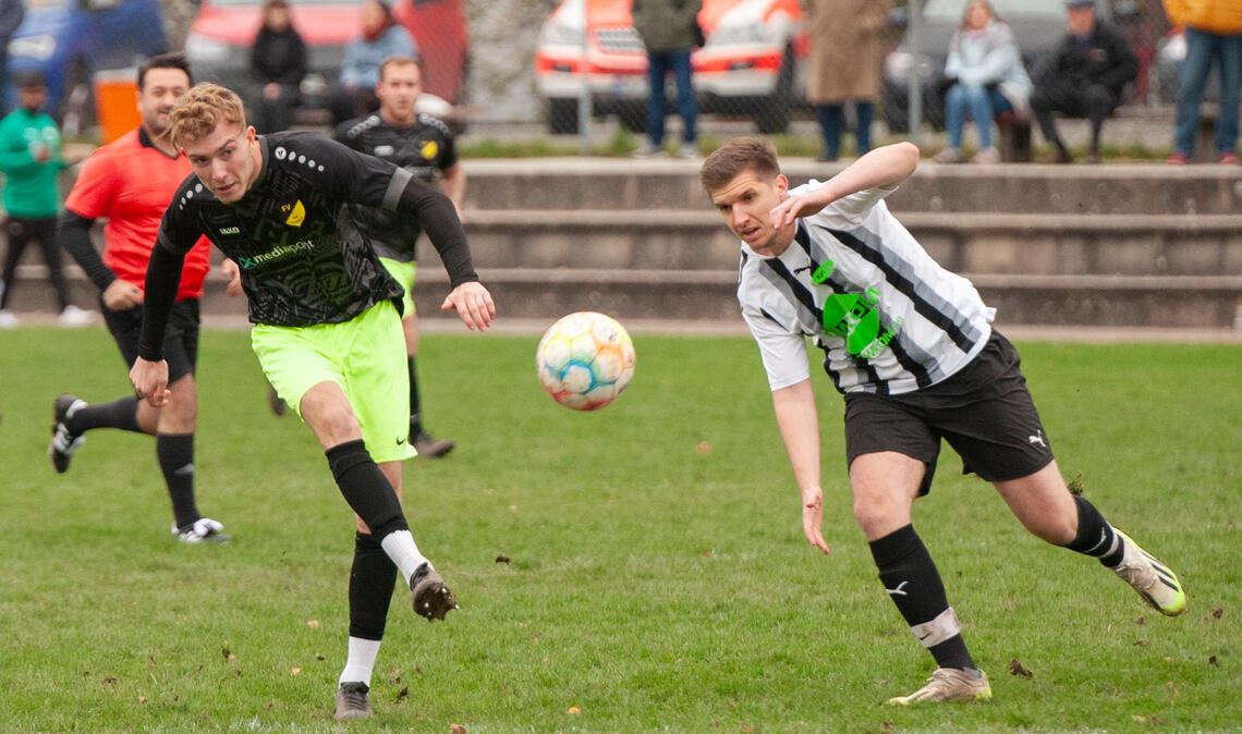 Der FV Lienzingen (in Schwarz) führt im Spiel gegen Zaisersweiher zwei Mal, steht am Ende aber dennoch ohne Punkte da. Foto: Fotomoment