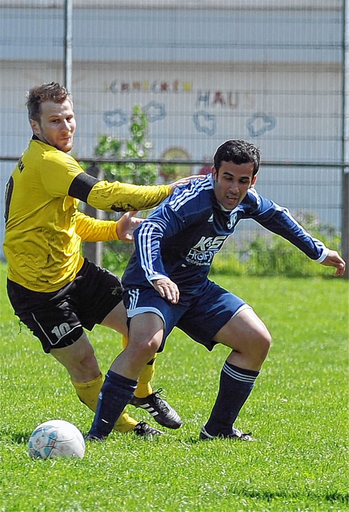 Der FV Lienzingen (in gelb) verliert daheim gegen gegen Königsbach mit 1:3. 