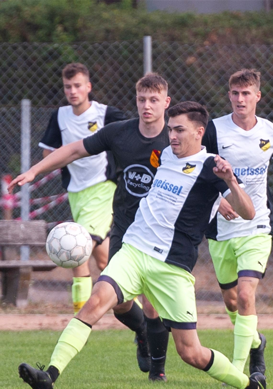 Der FV Lienzingen in weißen Trikots, hier auf einem Archivbild aus der Partie gegen Baden Darmsbach, hat die SG-Ölbronn-Dürrn II zu Hause souverän mit 3:1 besiegt.