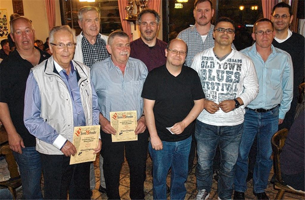 Der FV Lienzingen (li. Hans-Peter Müller, Vorsitzender Veranstaltungen) ehrt Jubilare. Foto: Appich