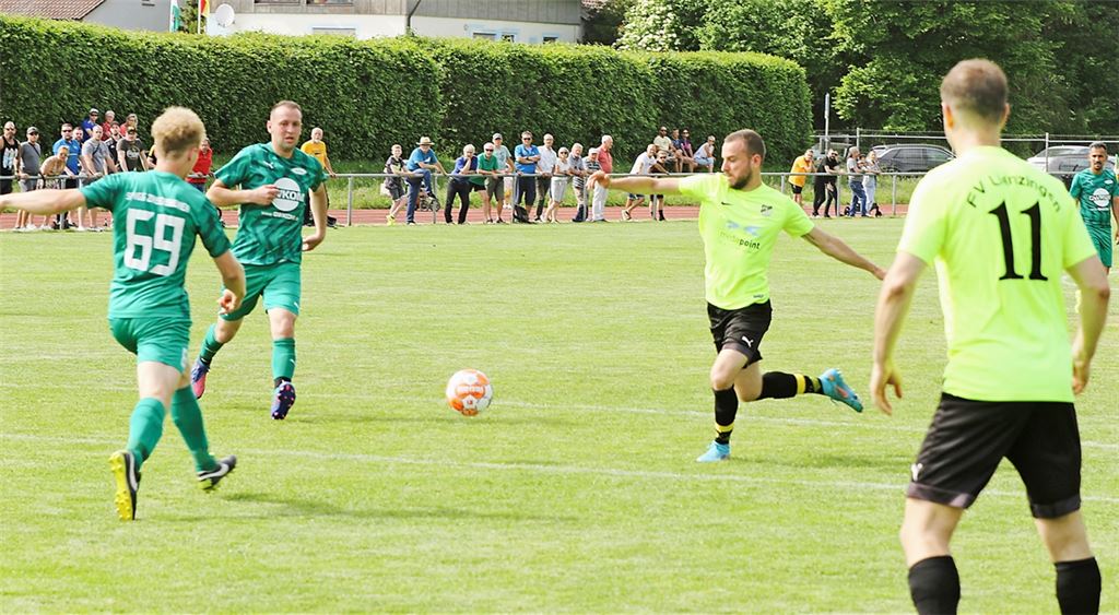 Der FV Lienzingen (rechts) kam in der zweiten Hälfte zwar besser ins Spiel, lag da allerdings schon mit zwei Toren im Hintertreffen. Die Gastgeber siegten letztlich souverän. Foto: Wewoda