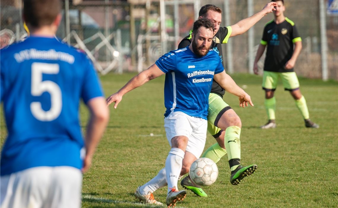 Pascal Beisteiner erlöst die Lienzinger Fans Der FV Lienzingen (schwarz-gelbe Trikots) macht es für die Fans bis zum Schluss spannend. Gegen Kieselbronn sichert sich das Team spät ein 3:3-Unentschieden. Foto: Fotomoment