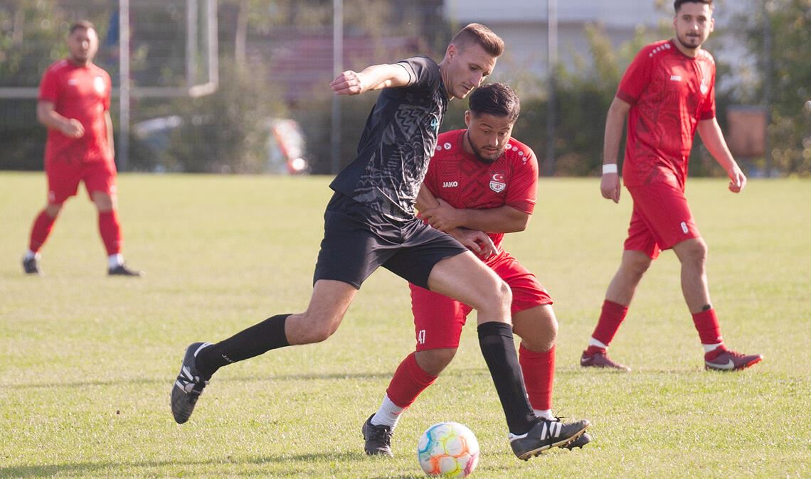 Der FV Lienzingen (schwarze Trikots) nutzt im Spiel gegen den Türkischen SV Mühlacker seine Chancen und gewinnt am Ende klar mit 4:2 (2:0). Foto: Fotomoment