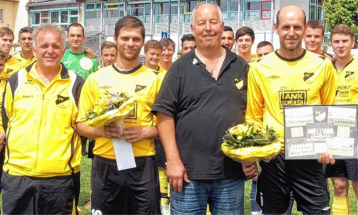 Der FV Lienzingen verabschiedet Trainer Hüsnü Gür (re.) und ehrt Nicola Barbitta (2. v. li.) für 300 Spiele. Foto: Appich