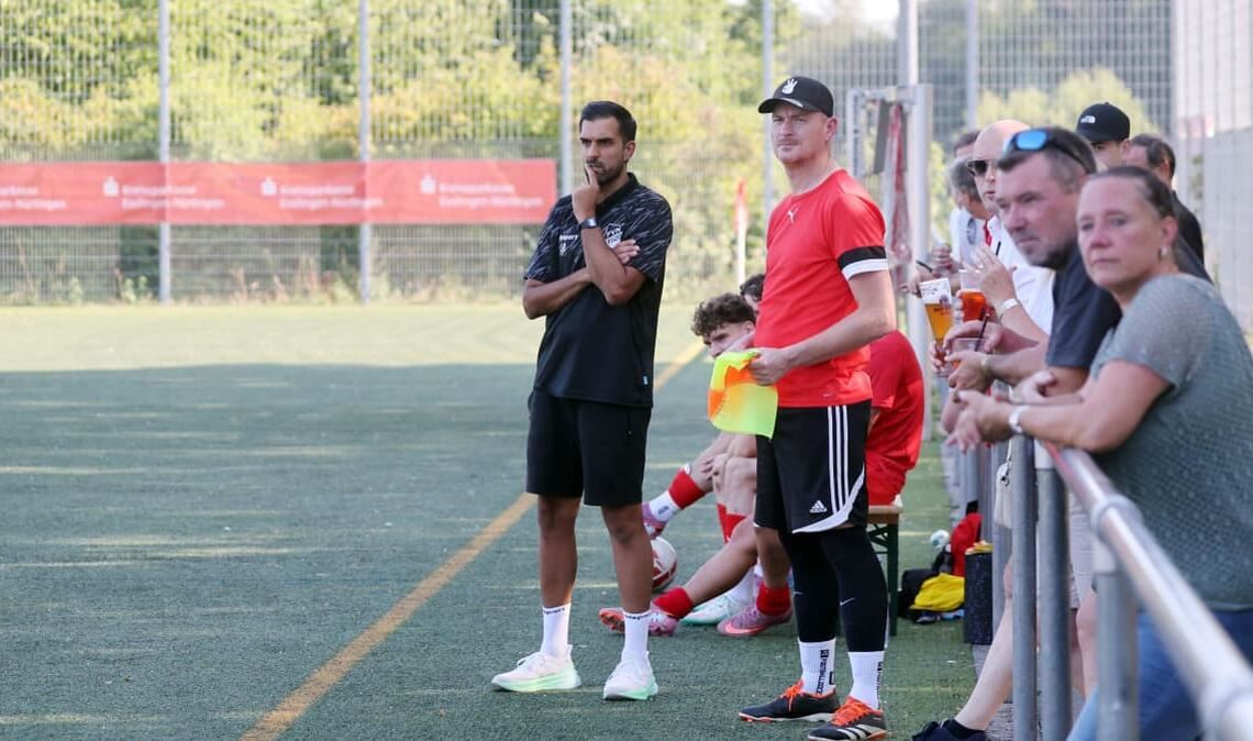 Der FV Neuhausen feiert unter Coach Luis Rodrigues (Mitte) am vierten Spieltag den ersten Saisonsieg in der Fußball-Landesliga.