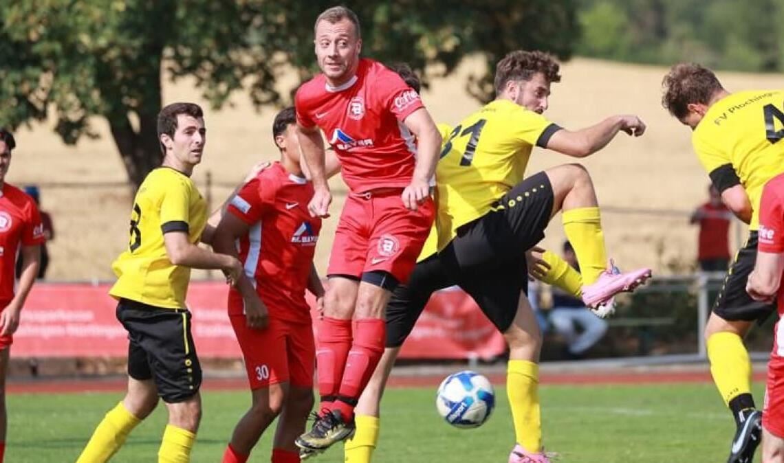 Der FV Plochingen (in Gelb) startet mit einem 2:2 gegen den SV Ebersbach in die neue Bezirksliga-Saison, Aufsteiger TSV Deizisau (in Rot) kassiert zum Auftakt eine 1:3-Niederlage gegen den TSV RSK Esslingen.