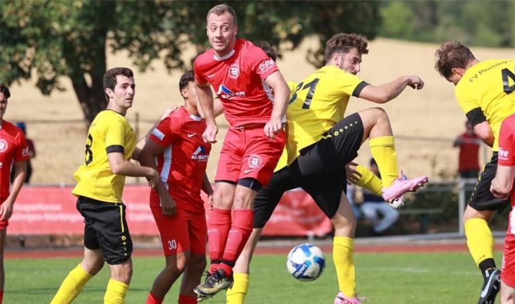 Der FV Plochingen (in Gelb) startet mit einem 2:2 gegen den SV Ebersbach in die neue Bezirksliga-Saison, Aufsteiger TSV Deizisau (in Rot) kassiert zum Auftakt eine 1:3-Niederlage gegen den TSV RSK Esslingen.