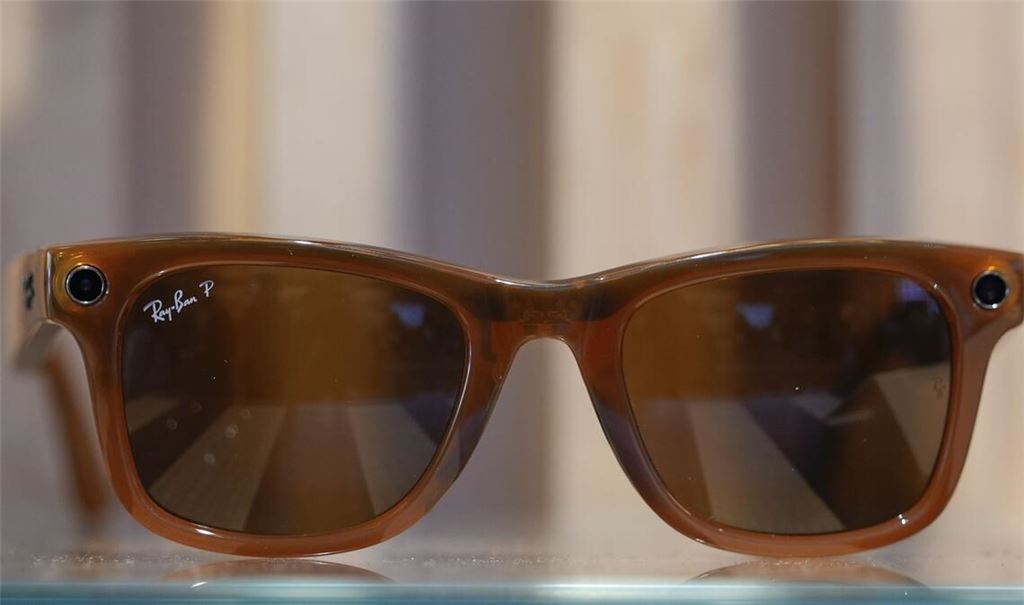 Der Facebook-Konzern Meta erwägt, seine Kamera-Brillen mit einer Gesichtserkennungs-Funktion auszurüsten. (Symbolbild)