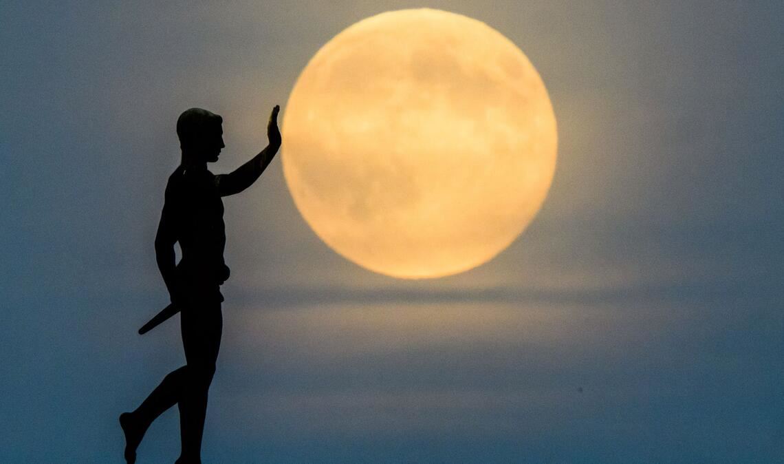 Der "Fackelträger" aus Hannover schiebt den Mond an....