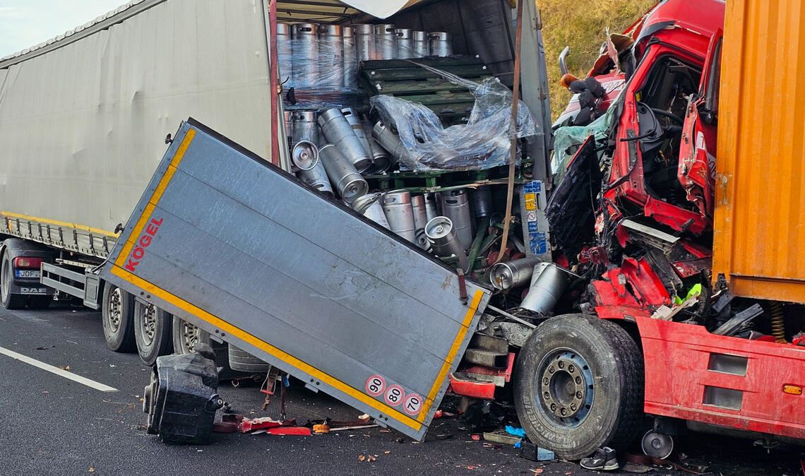 Der Fahrer des Lkw muss aus der Kabine befreit werden. Fotos: Einsatz-Report24, myro (1)