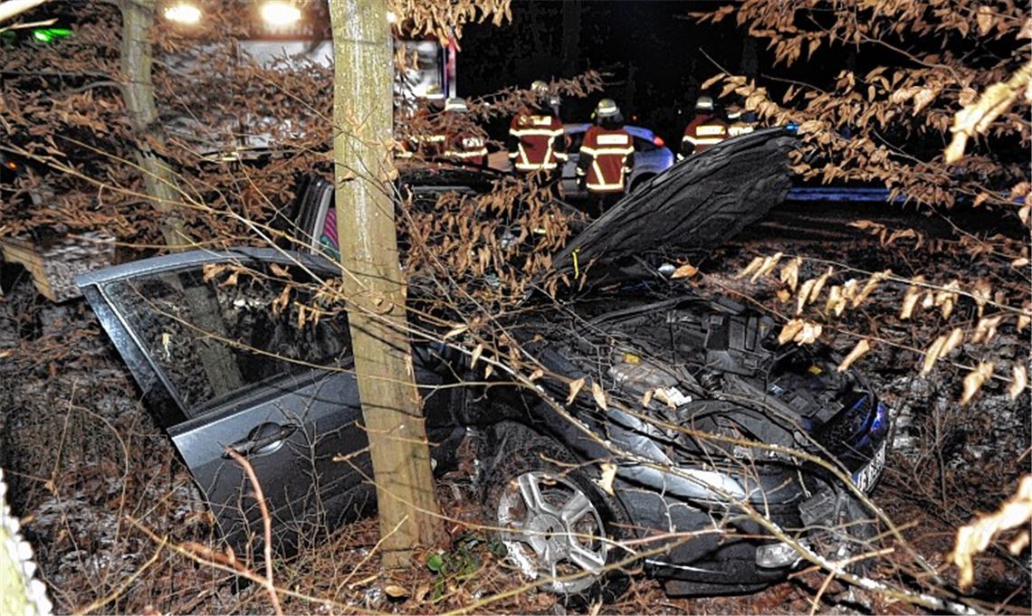 Der Fahrer dieses Autos mit Anhänger ist ausgangs einer Kurve bei Zaisersweiher von der Straße abgekommen. Beim Aufprall gegen einen Baum wird eine 73-Jährige schwer verletzt. 