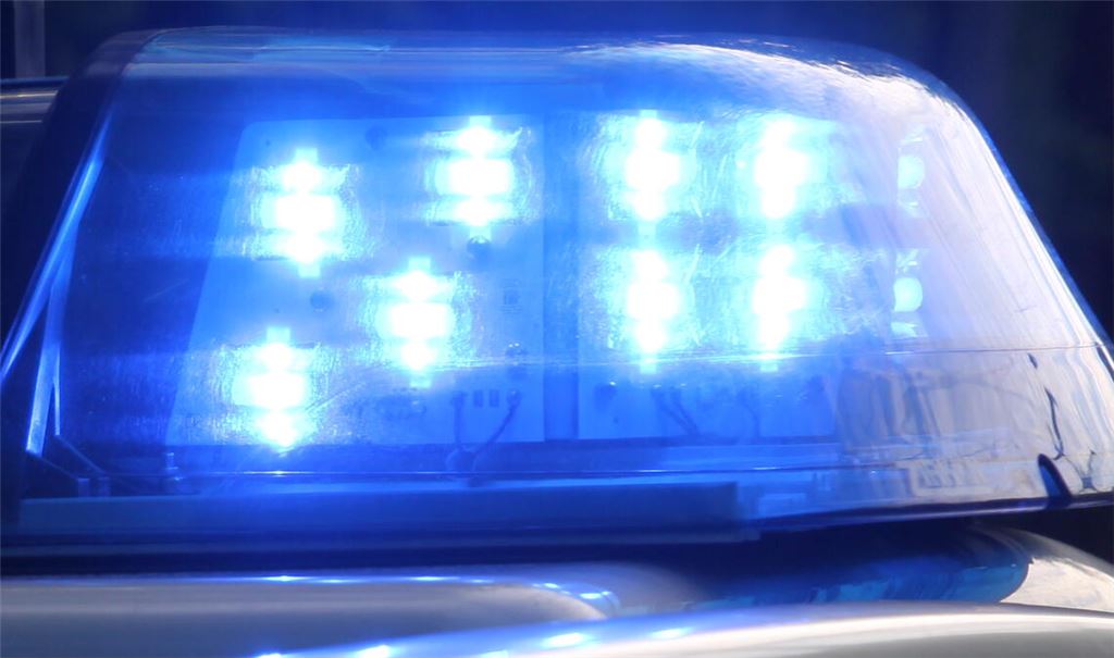 Der Fahrer eines Schulbusses schlägt Alarm. Daraufhin rückt die Polizei an, die bei einem jungen Busfahrgast jedoch lediglich eine Spielzeugwaffe findet. Symbolfoto: Archiv
