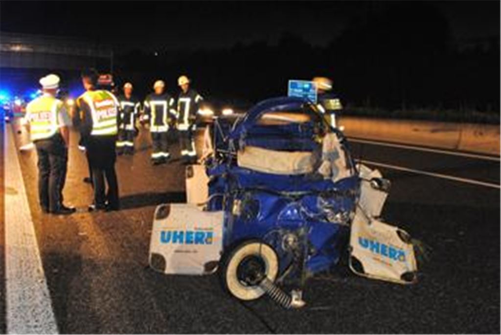Der Fahrer eines dreirädrigen Piaggio Ape erleidet bei einem Unfall auf der A 8 tödliche Verletzungen. Foto: Myroshnichenko