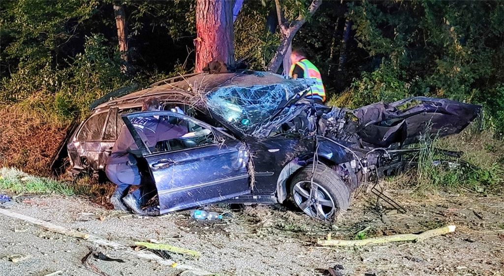 Der Fahrer erleidet beim Unfall zwischen Wurmberg und Wiernsheim am Samstagmorgen schwere Verletzungen. Foto:Waldemar Gress / Einsatz-Report24